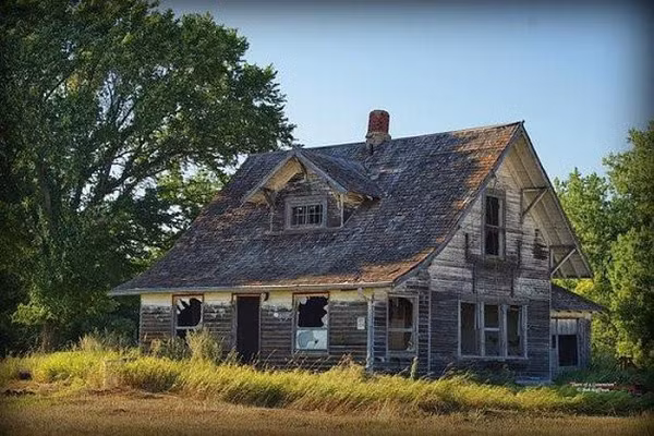 Gia đình nhà Bell sống ở trang trại của họ tại Tennessee vào thế kỷ 19. Câu chuyện bắt đầu khi Jonh Bell bắn một con vật lạ, ông không thể xác định đó là gì và nó đã biến mất. Ngay sau đó, những tiếng động lạ đã xuất hiện.