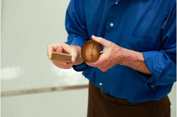 Nó di chuyển khoảng 32 km mỗi tháng. Việc di cư đóng vai trò quan trọng đối với voi răng mấu nhằm tìm kiếm nơi chúng có thể sinh sản trong khí hậu lạnh khắc nghiệt. Đáng tiếc, chuyến đi cuối cùng - vào năm quái thú này 34 tuổi - đã kết liễu đời nó.