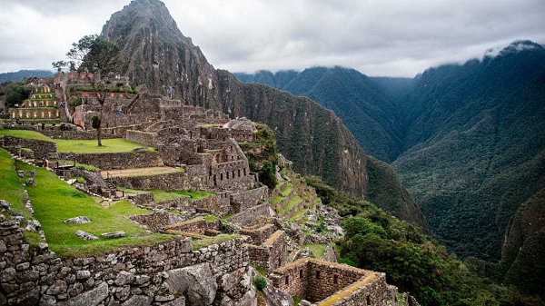 Machu Picchu là tòa thành cổ của đế chế Inca được xây dựng vào thế kỷ 15 trên một sườn của dãy núi ở miền nam Peru. Nơi đây từng là nơi sinh sống của 750 người cho đến khi những kẻ chinh phục xuất hiện cùng những vũ khí hiện đại đã khai tử nền văn minh Nam Mỹ này khiến nó rơi vào quên lãng.