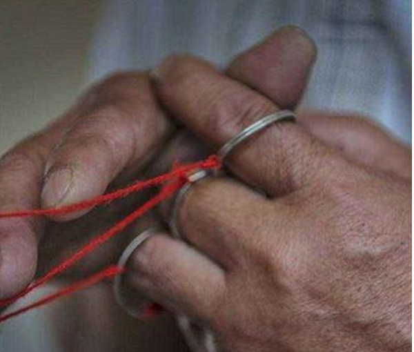 Với việc là một người xuất thân cao quý, nên thái giám bên cạnh Hoàng hậu đã tìm cách thử vị thần y nổi tiếng lẫy lừng với phương pháp cột tơ bắt mạch trước khi kê đơn, chẩn bệnh cho bà.