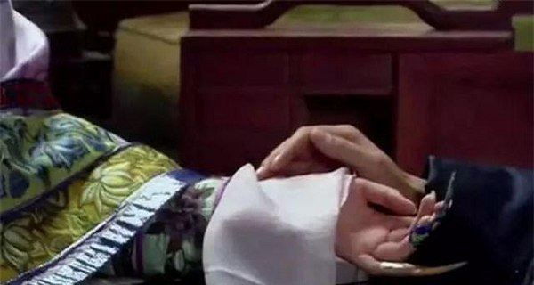 Sau khi biết được tất cả các thông tin cần thiết, các vị ngự y sẽ tiến hành bắt mạch qua sợi tơ, họ tỏ vẻ chăm chú, quan sát. Thực ra điều này chỉ là một nghi thức thể hiện sự tôn trọng với hoàng gia. Bên cạnh đó, họ cũng tranh thủ thời gian suy nghĩ thêm về đơn thuốc và cách chữa bệnh để tránh không bị sai sót.