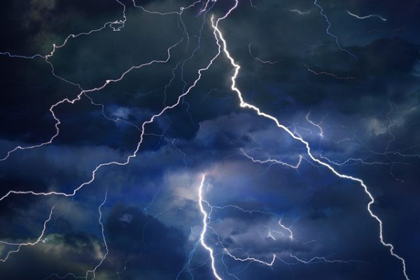 Hai năm sau, ông mất nhưng chuyện trùng hợp ly kỳ chưa dừng lại ở đó. Bốn năm sau khi ông chết, ngôi mộ của ông bị phá hủy do sét đánh.