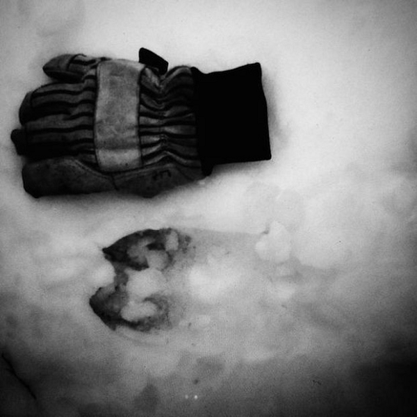 Wade kể lại rằng những dấu chân dài khoảng 13cm, mỗi bước chân cách nhau khoảng từ 28 – 45 cm. Dấu chân đầu tiên bắt đầu từ cửa sổ phòng cô và kết thúc khi tới hết sân vườn, tạo thành một hình vòng cung.