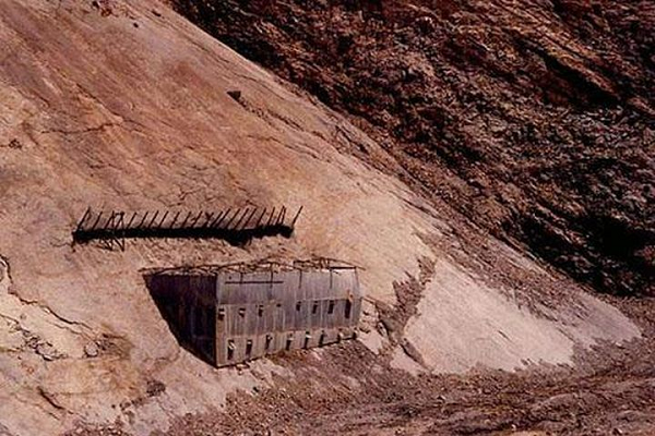 Con số 0.003% là rất bé, nhưng dựa vào độ lớn của những vỉa uranium này, tổng số lượng uranium-235 mất đi là hơn 200kg. Vì loại đồng vị này rất hiếm và được sử dụng trong cả việc sản xuất điện hạt nhân lẫn sản xuất vũ khí hạt nhân. Vì vậy các nhà khoa học và các nhà nghiên cứu muốn tìm hiểu rõ ràng rằng chúng đã “biến mất” đi đâu như thế nào.