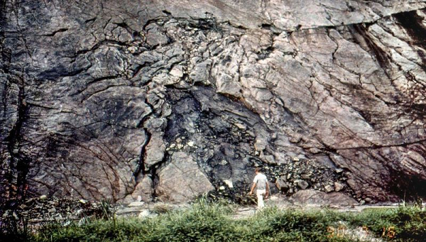 Mẫu uranium từ mỏ Oklo bị mất đi khoảng 0,003% lượng uranium-235, chất đồng vị quý giá nhất trong 3 loại chất đồng vị trong uranium tự nhiên. Ba loại đồng vị đó là uranium-238 (99,2739–99,2752% số lượng đồng vị trong tự nhiên), uranium-235 ( với 0,7198–0,7202%) và uranium-234 (với 0,0050–0,0059%), uranium-235 có khả năng sản sinh nguồn năng lượng cực lớn.