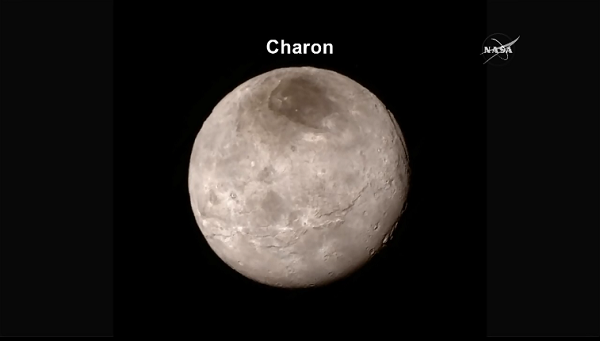 Tuy nhiên, có một vấn đề đó là bức xạ lyman-alpha sẽ không biến ê-tan thành bùn đỏ. Nhưng các hạt tích điện phát ra từ Mặt trời trong một thời gian dài hơn vẫn có thể tạo ra các chuỗi hydrocacbon ngày càng dài hơn khiến Charon có vết màu đỏ đặc trưng.