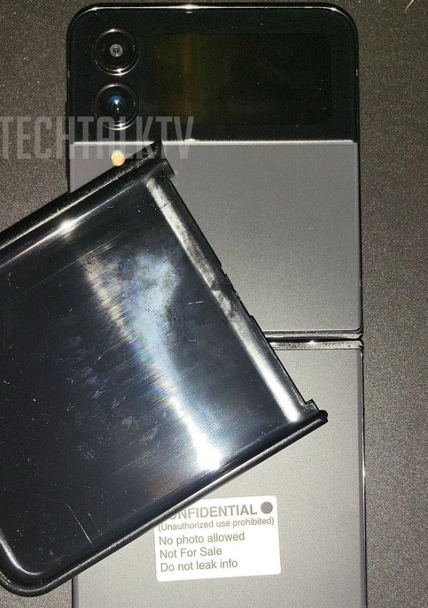 Tuy nhiên, có một số thay đổi nhỏ thực sự nổi bật. Thiết bị có mặt lưng được chia làm hai phần với mặt kính bóng trên khu vực camera và màn hình phụ, và mặt kính mờ ở phần còn lại.