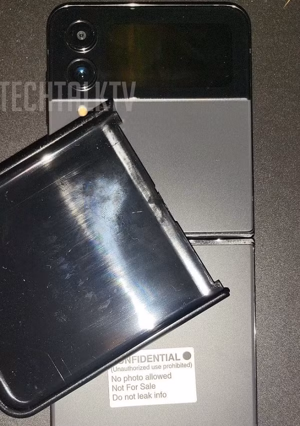 Tuy nhiên, có một số thay đổi nhỏ thực sự nổi bật. Thiết bị có mặt lưng được chia làm hai phần với mặt kính bóng trên khu vực camera và màn hình phụ, và mặt kính mờ ở phần còn lại.