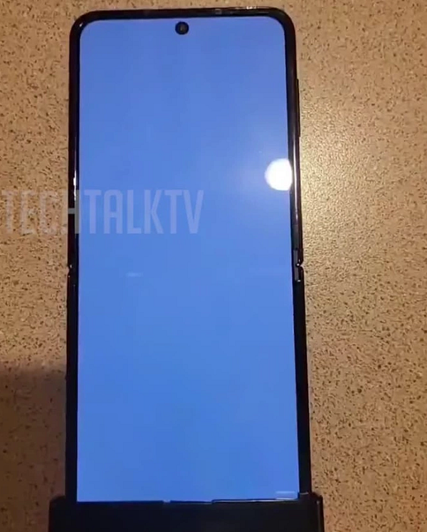 Kích thước màn hình của Z Flip4 qua hình ảnh tương đương so với thế hệ tiền nhiệm. Ngoài ra, các hình ảnh rò rỉ còn mang đến một cái nhìn rõ nét hơn về cảm biến vân tay ở cạnh cùng thiết kế bản lề của Z Flip4.