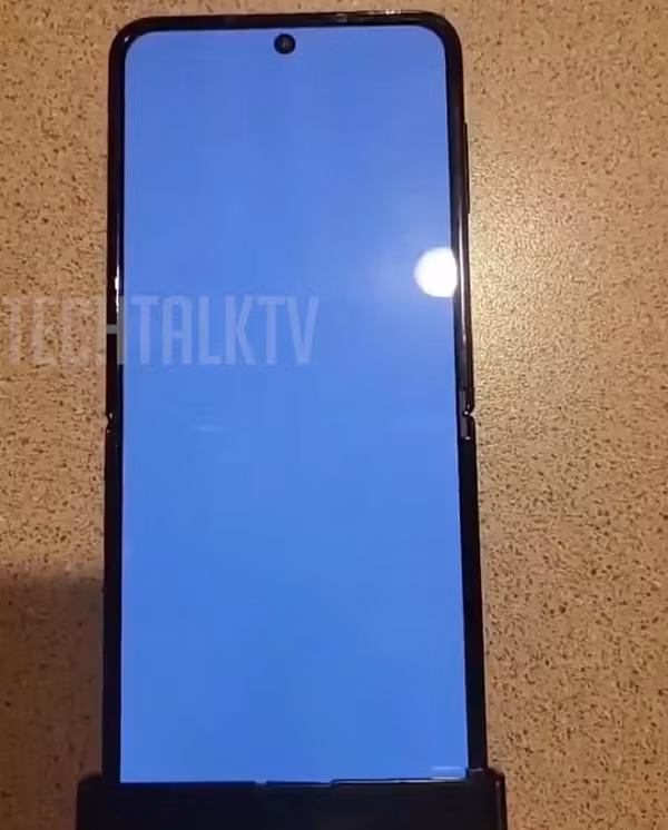 Kích thước màn hình của Z Flip4 qua hình ảnh tương đương so với thế hệ tiền nhiệm. Ngoài ra, các hình ảnh rò rỉ còn mang đến một cái nhìn rõ nét hơn về cảm biến vân tay ở cạnh cùng thiết kế bản lề của Z Flip4.