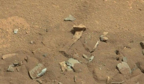 Đó không phải là hình ảnh kỳ lạ duy nhất từng được ghi nhận ở sao Hỏa. Đây là hình ảnh một tảng đá trông hệt như một chiếc xương đùi của con người.