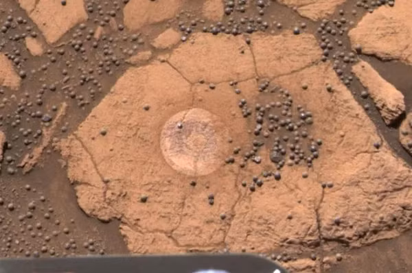 Vào năm 2004, xe tự hành Opportunity của NASA đã khám phá một khu vực tại Meridiani Planum trên sao Hỏa, nơi bề mặt được phủ bằng những viên sỏi xám tròn đầy bất thường.