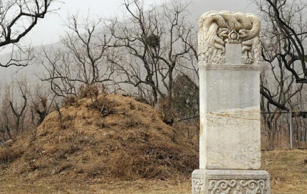 Sau khi Càn Long lên ngôi năm 1796, ông cũng đi tìm cho mình một nơi có địa thế đẹp để xây dựng lăng mộ. Hoàng đế đến vị trí đặt lăng của Vạn Quý phi ở Bắc Kinh cảm thấy rất ưng ý nên muốn dời lăng của bà đi. Tuy nhiên, khi biết ý định này của Càn Long, các quan đại thần đã khuyên can và nói với ông rằng lăng mộ của Vạn Nương Nương không thể dời đi.