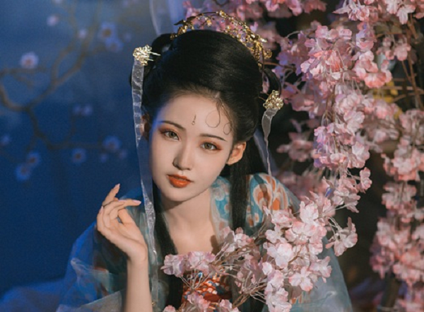 Đến năm 1464, Minh Anh Tông băng hà, thái tử Chu Kiến Thâm kế vị, trở thành Minh Hiến Tông vào lúc vừa 17 tuổi. Lúc này, Vạn Trinh Nhi khóc lóc với Hiến Tông rằng, bà đã dành cả đời để chăm sóc ông, cũng cùng ông ân ái nhiều lần nhưng đến giờ vẫn chưa có danh phận chính thức.