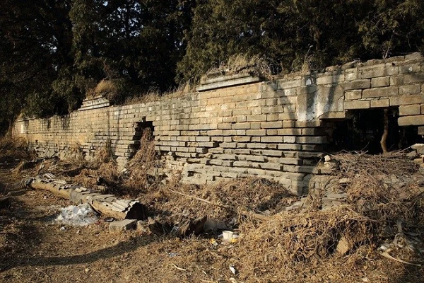 Càn Long không vừa ý, cho rằng mình có thể dời địa điểm chôn cất của Vạn Quý phi đi được nên đã sai quân lính gấp rút tiến hành việc di dời. Tuy nhiên khi thợ đào đến cửa mộ, những người thợ vô tình tìm thấy tấm bia đá có tám chữ: "Ta không động ngươi, ngươi không động ta".