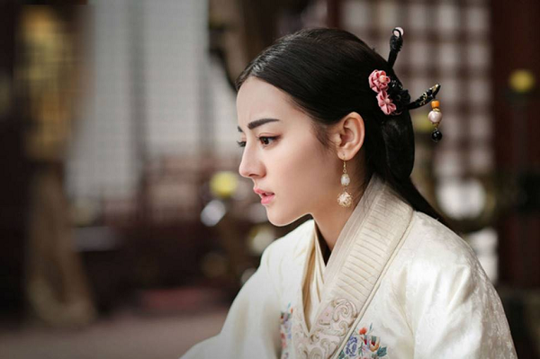 Minh Hiến Tông lệnh tổ chức đám tang của ái phi thật xa hoa theo quy cách một Hoàng hậu. Lăng mộ của Vạn Thị được xây riêng biệt có phong thủy rất đẹp, không giống như các phi tần khác được chôn cất chung một lăng.