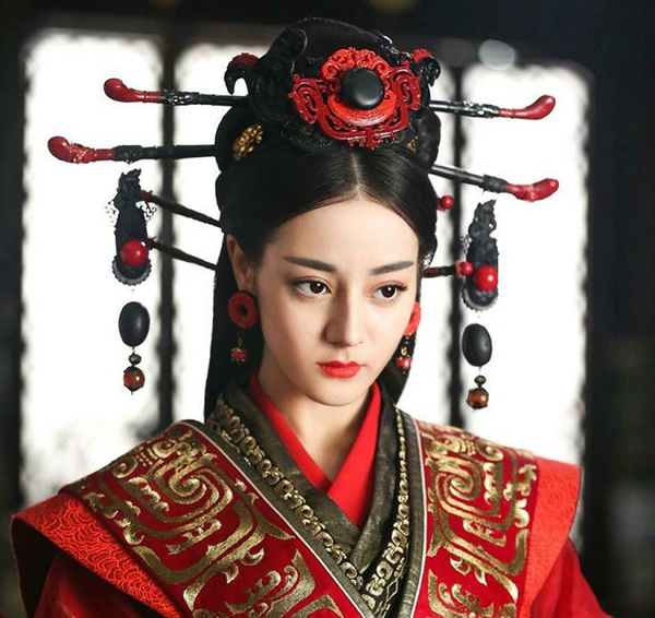 Năm 1452, Minh Đại Tông lập con trai mình là Chu Kiến Tể làm thái tử, phế bỏ cháu trai Chu Kiến Thâm và giam cầm ông, chỉ cho phép Vạn Trinh Nhi theo hầu. Lúc này Chu Kiến Thâm (Minh Hiến Tông) mới 5 tuổi, còn Vạn Trinh Nhi 24 tuổi.