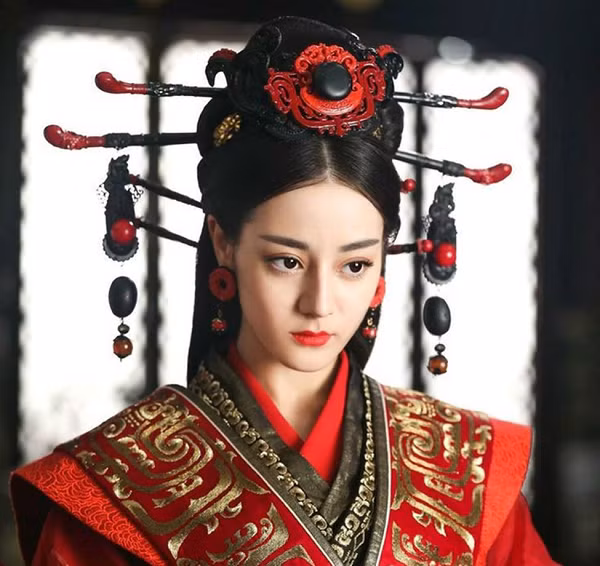 Năm 1452, Minh Đại Tông lập con trai mình là Chu Kiến Tể làm thái tử, phế bỏ cháu trai Chu Kiến Thâm và giam cầm ông, chỉ cho phép Vạn Trinh Nhi theo hầu. Lúc này Chu Kiến Thâm (Minh Hiến Tông) mới 5 tuổi, còn Vạn Trinh Nhi 24 tuổi.