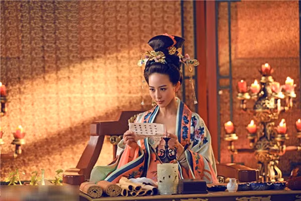 Minh Hiến Tông động lòng, liền phong Vạn thị làm quý phi bất chấp sự phản đối của thái hậu. Lúc này, Vạn Trinh Nhi 36 tuổi. Mặc dù, Vạn phi không sinh được con cho Minh Hiến Tông nhưng sự sủng ái của vị Hoàng đế đối với thê thiếp của mình vẫn không hề giảm đi chút nào. Năm Thành Hòa thứ 23 (1487), Vạn phi qua đời vì mắc bệnh ở tuổi 57.