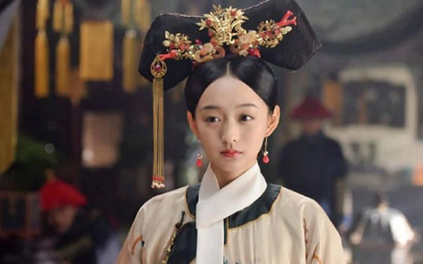 Mặc dù Chu Kiến Thâm lâm vào cảnh thất thế, có thể bị giết bất cứ khi nào, Vạn Trinh Nhi vẫn ân cần chăm sóc rất chu đáo. Chu Kiến Thâm lúc này luôn xem Vạn Trinh Nhi là chỗ dựa.