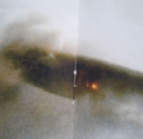 Một số bức ảnh cho thấy một vật thể hình điếu xì gà, có thể đã bị trúng tên lửa và đang phát nổ trên mặt nước hoặc cũng có thể là một UFO trang bị động cơ phản lực vừa bay lên khỏi mặt nước.