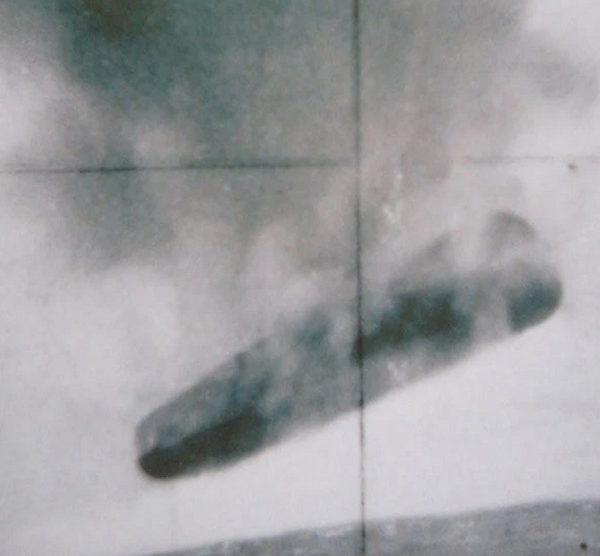 Theo thông tin từ người liên hệ ẩn danh, chiếc tàu ngầm USS Trepang được trang bị một máy ảnh analog, điều này giải thích vì sao có hiện tượng chồng ảnh (hoặc phơi sáng 2 lần) với hai đường ngắm chữ thập chồng lên nhau.