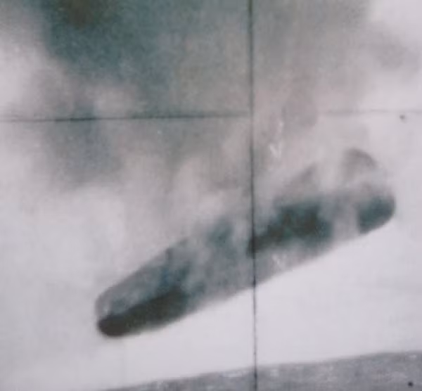 Theo thông tin từ người liên hệ ẩn danh, chiếc tàu ngầm USS Trepang được trang bị một máy ảnh analog, điều này giải thích vì sao có hiện tượng chồng ảnh (hoặc phơi sáng 2 lần) với hai đường ngắm chữ thập chồng lên nhau.