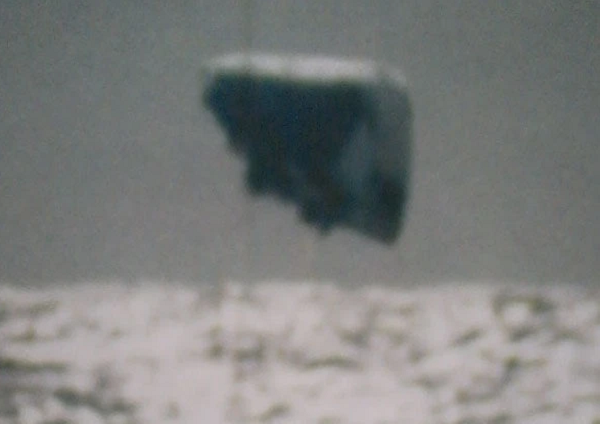 Trong một bức ảnh có thể thấy một UFO hình tam giác. Nó dường như gặp sự cố, nghiêng sang cạnh bên trước khi đâm đầu xuống biển.