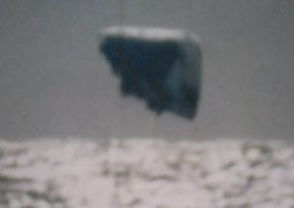 Trong một bức ảnh có thể thấy một UFO hình tam giác. Nó dường như gặp sự cố, nghiêng sang cạnh bên trước khi đâm đầu xuống biển.