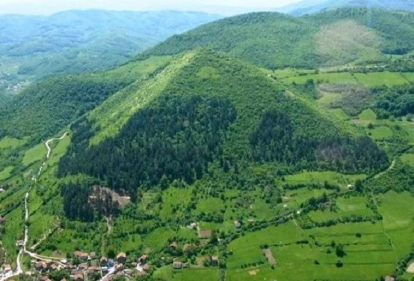 Sự tồn tại của một số ngọn đồi hình kim tự tháp ở Trung Quốc được quan tâm rộng rãi sau Thế chiến 2. Tuy nhiên, đa phần đều chú ý "kim tự tháp trắng" ở thành phố Hưng Bình, tỉnh Thiểm Tây. Nhiều năm qua, cũng xuất hiện các báo cáo về khoảng 100 ngọn đồi kim tự tháp nằm rải rác ở Thiểm Tây. Tuy nhiên, cho đến nay, người ta vẫn chưa thể xác minh ai đã xây lên những kim tự tháp bí ẩn này.