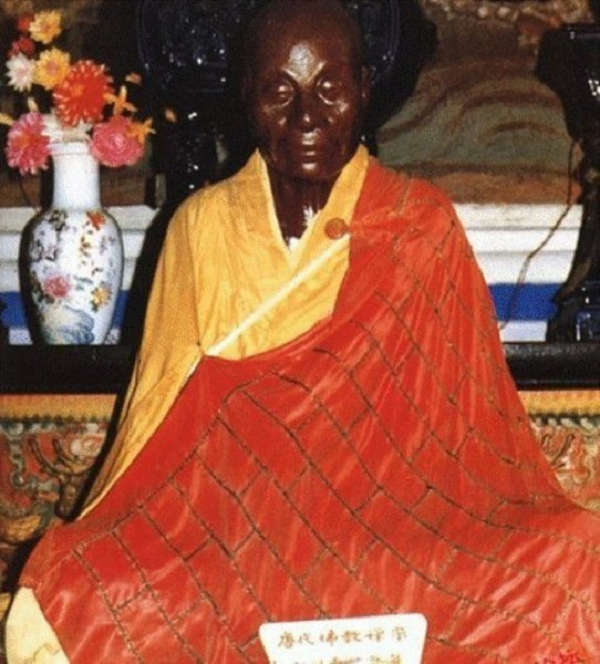 Đại sư Huệ Năng thời nhà Đường, là một vị có nhục thân Bồ Tát đầu tiên trong lịch sử của Trung Quốc (hay còn gọi là cao tăng đắc đạo có nhục thân bất hoại), hiện nay vẫn còn được thờ phụng tại Nam Hoa Tự - Thiều Quan - Quảng Đông.