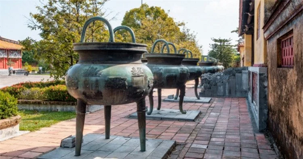 2 năm sau khi nhà Chu suy tàn, những chiếc vạc được làm từ đồng của chính tỉnh của Trung Quốc, nặng từ 6.000 - 8.000kg đã được đưa từ cung điện nhà Chu và vận chuyển đến kinh thành Hàm Dương của nhà Tần. Vào thời điểm Tần Thuỷ Hoàng lên ngôi chín chiếc vạc ba chân này đã "không cánh mà bay".