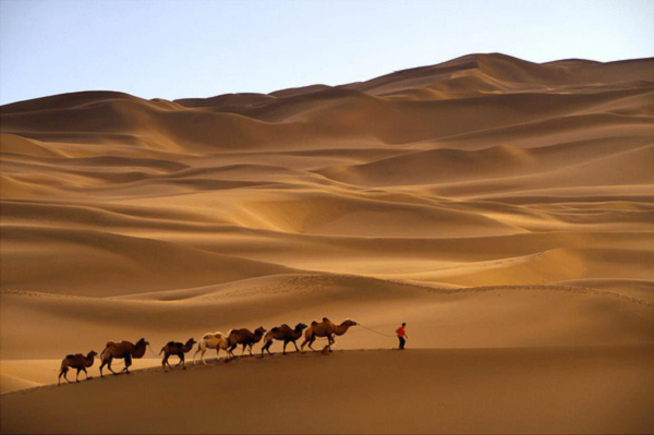 Người xưa quan niệm rằng một khi đi vào sa mạc Taklamakan, không có thứ gì có thể thoát ra được. Taklamakan nằm ở khu tự trị Tân Cương, bao phủ một khu vực rộng lớn hơn 33.700 km2. Đây là sa mạc lớn nhất ở Trung Quốc và cũng được xem là sa mạc cát chảy lớn thứ hai thế giới.
