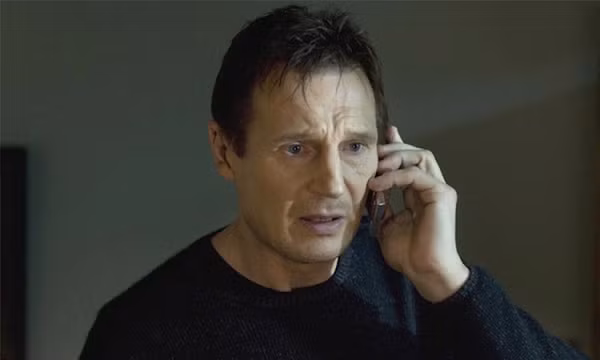 Một ngày nọ, Liam Neeson, nam diễn viên người Ailen từng góp mặt trong nhiều bộ phim đình đám như loạt phim Batman, Cuộc chiến giữa các vị thần,… đã nhìn thấy một con chim màu đỏ bay vào căn hộ của mình. Con chim đã bay ra khỏi cửa sổ sau khi nó bay lượn vòng quanh ngôi nhà. Một giờ sau, ông đã nhận được một cuộc gọi thông báo về cái chết của cha mình.