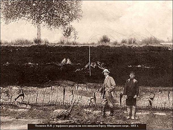 Nỗ lực dự đoán tuổi của Shigir Idol đã được thực hiện 107 năm sau khi bức tượng được phát hiện, vào năm 1997. Các phân tích đồng vị carbon phóng xạ đầu tiên cho thấy bức tượng đã ra đời cách đây 9.500 năm.