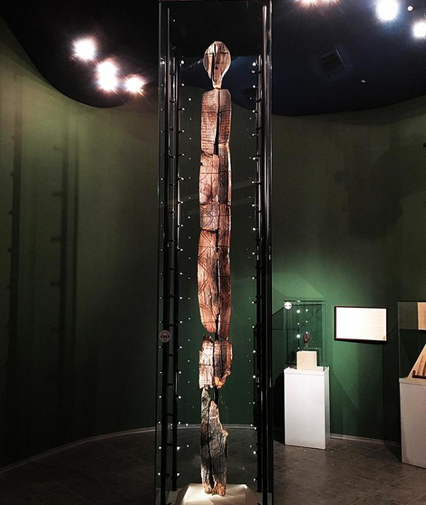 Theo một số chuyên gia, phần vỏ (bức tượng) cổ xưa này mang thông điệp được mã hóa nói về sự sáng tạo ra thế giới, cho đến nay các nhà nghiên cứu vẫn chưa thể giải đoán được các mật mã này.