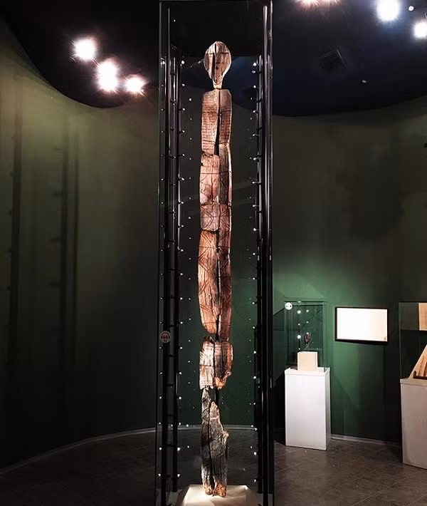 Theo một số chuyên gia, phần vỏ (bức tượng) cổ xưa này mang thông điệp được mã hóa nói về sự sáng tạo ra thế giới, cho đến nay các nhà nghiên cứu vẫn chưa thể giải đoán được các mật mã này.