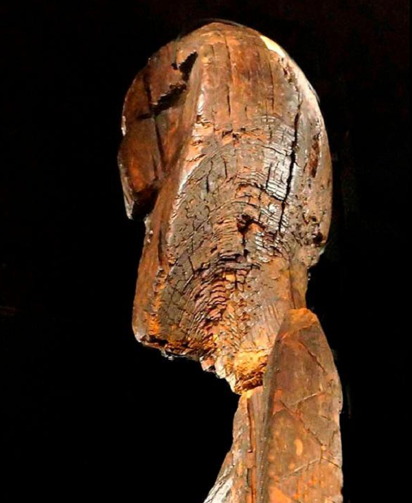 Phát hiện khoa học mới cho thấy những hình ảnh và chữ tượng hình trên bức tượng gỗ được tạc bằng xương hàm của một con hải ly và răng của nó còn nguyên vẹn.