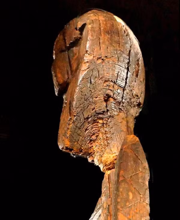 Phát hiện khoa học mới cho thấy những hình ảnh và chữ tượng hình trên bức tượng gỗ được tạc bằng xương hàm của một con hải ly và răng của nó còn nguyên vẹn.