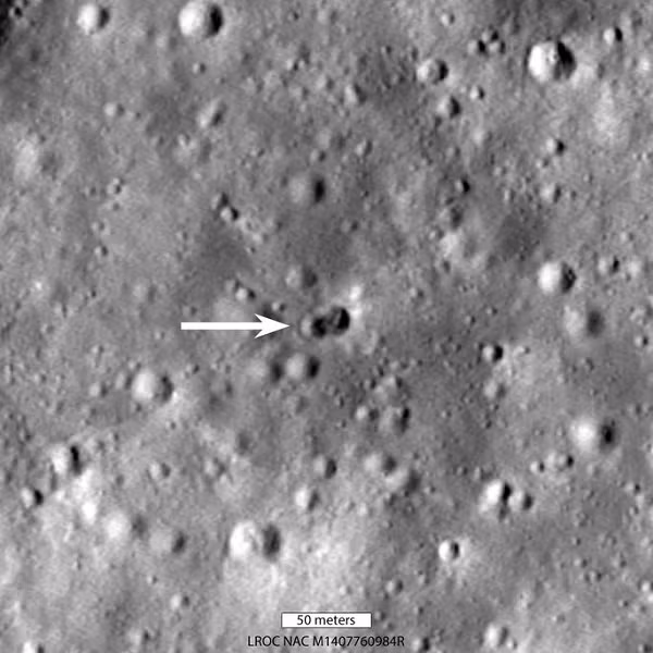 Tàu quỹ đạo Mặt trăng Reconnaissance (LRO) của NASA đã chụp được hình ảnh lỗ thủng bí ẩn trông như một "miệng núi lửa kép" ở phần tối của Mặt trăng vào ngày 25/5.