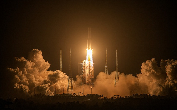 Đến nay danh tính thủ phạm làm thủng lỗ Mặt trăng vẫn còn là bí ẩn gây tranh cãi giữa các nhà khoa học trên thế giới.