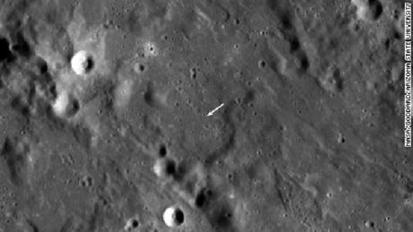 Theo các nhà thiên văn, lỗ thủng này là do tác động từ một tên lửa. Tiến sĩ Mark Robinson, điều tra viên chính của nhóm LRO Camera cho biết, miệng núi lửa kép gồm một lỗ phía Đông rộng 18 mét chồng lên một lỗ phía Tây rộng 16 mét.