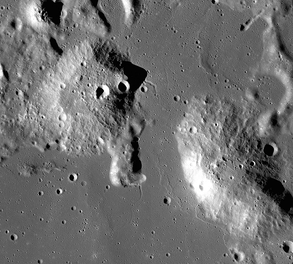 Nhưng Phòng thí nghiệm Sức đẩy phản lực (JPL) của NASA lập tức phản hồi rằng quỹ đạo của tên lửa SpaceX và DSCOVR không thể đưa bất kỳ mảnh vỡ nào về phía Mặt trăng.