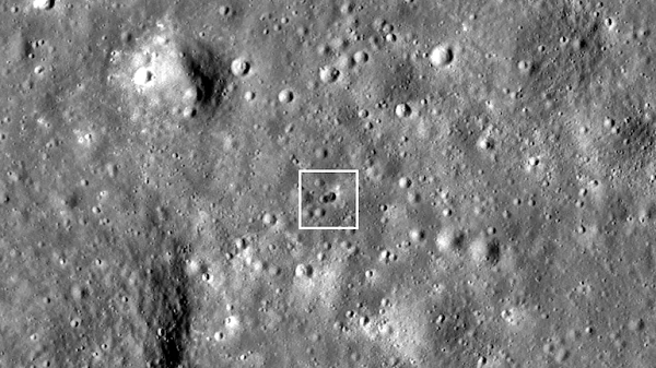 Hai miệng hố này là do vật thể lớn đâm vào nó, rất nặng và có khác biệt khối lượng ở 2 đầu. Thông thường một tên lửa đã qua sử dụng có khối lượng tập trung ở phía chứa động cơ, phần còn lại chủ yếu gồm một thùng nhiên liệu rỗng.