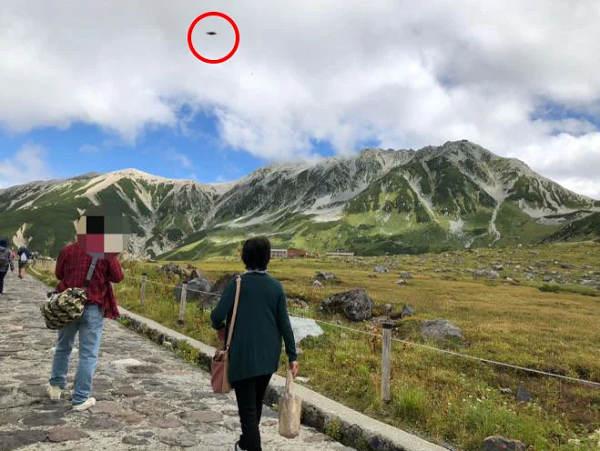 Tuy nhiên, chỉ có một số hình ảnh được công bố rộng rãi. Họ chụp được những thứ trông giống như những vật thể hình đĩa không rõ nguồn gốc trên bầu trời.