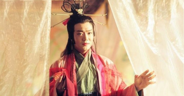 Tuy nhiên, tác giả Kim Dung chưa bao giờ khẳng định rằng Đông Phương Bất Bại bị biến hoàn toàn thành một cô gái. Thế nhưng các đoàn làm phim sau này có lẽ khó khăn trong việc chọn diễn viên nam thể hiện được vẻ nữ tính, nên đã chọn diễn viên nữ.