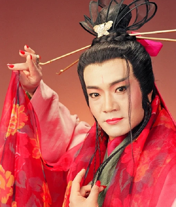 Tuy nhiên, cái giá phải trả là tự cung, cả đời không còn được sống với danh nghĩa đại trượng phu được nữa. Sau đó, tính khí của Đông Phương Bất Bại dần bị nữ hóa.