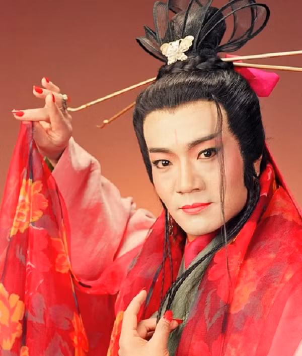 Tuy nhiên, cái giá phải trả là tự cung, cả đời không còn được sống với danh nghĩa đại trượng phu được nữa. Sau đó, tính khí của Đông Phương Bất Bại dần bị nữ hóa.