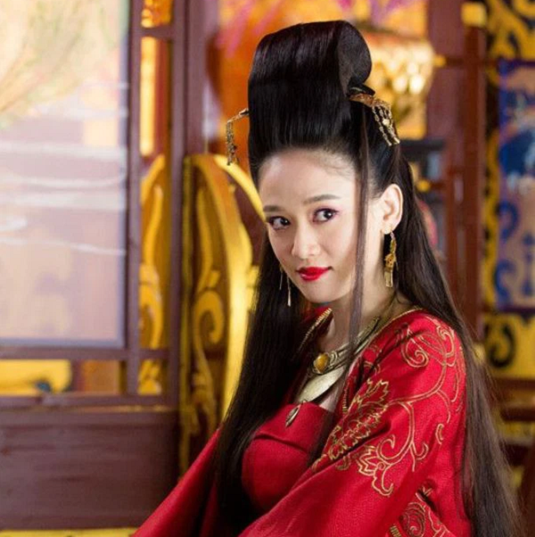 Sau khi bắt nhốt được Nhậm Ngã Hành và chiếm được ngôi vị giáo chủ Nhật Nguyệt thần giáo, Đông Phương Bất Bại đã tự trang trí lại căn phòng chính của giáo phái thành một tẩm cung (Loại cung đình dành cho Vương phi hoặc Hoàng hậu thời đó).