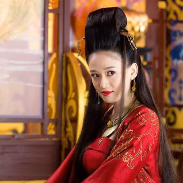 Sau khi bắt nhốt được Nhậm Ngã Hành và chiếm được ngôi vị giáo chủ Nhật Nguyệt thần giáo, Đông Phương Bất Bại đã tự trang trí lại căn phòng chính của giáo phái thành một tẩm cung (Loại cung đình dành cho Vương phi hoặc Hoàng hậu thời đó).